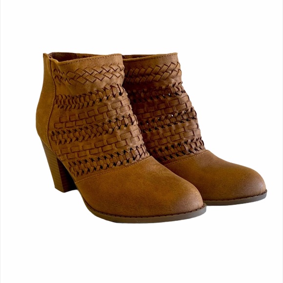 Maurices Shoes - EUC Suede Look Woven Booties